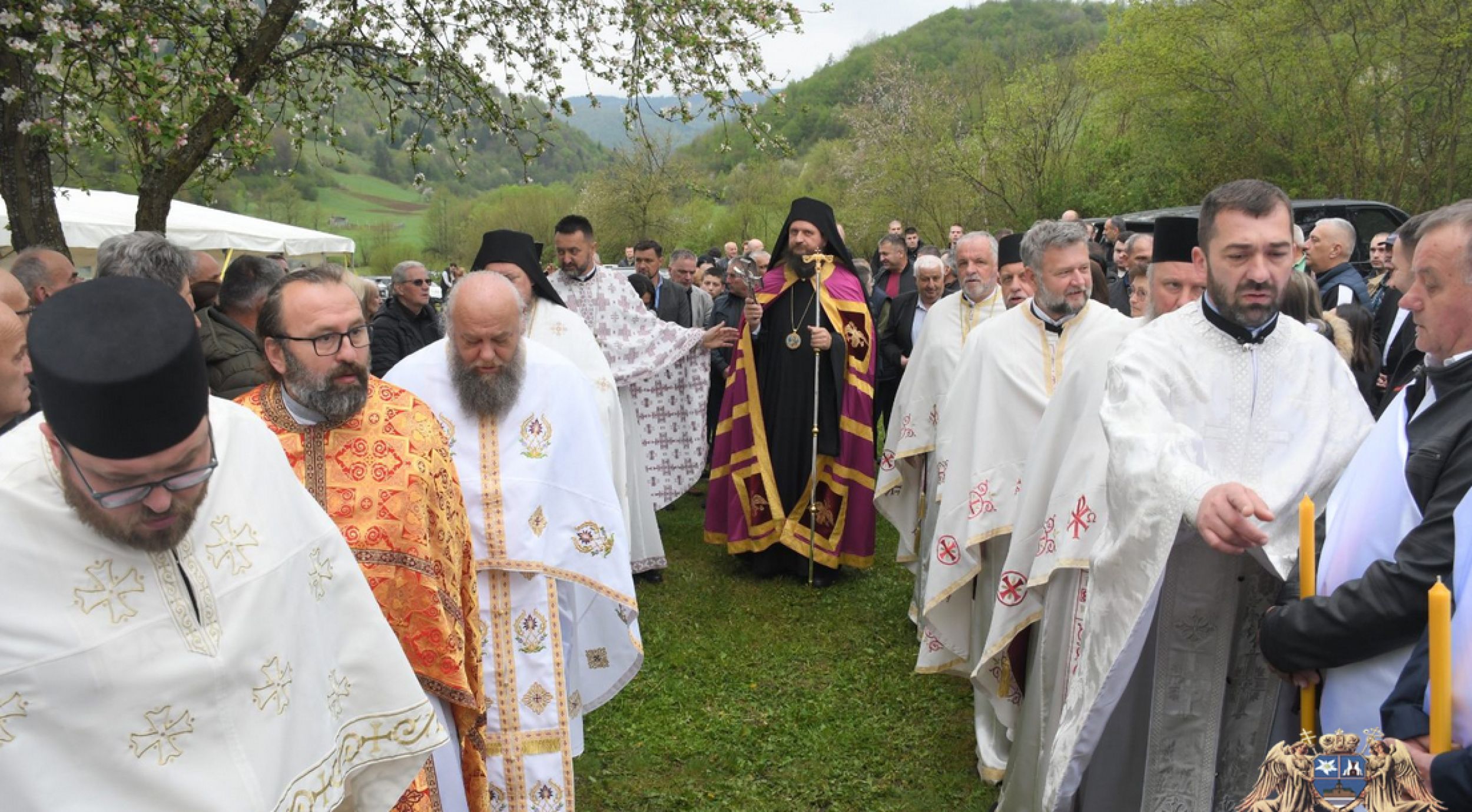 Vladika Sergije osveštao hram Svetog kneza Lazara na Komaru kod Donjeg Vakufa: Stotine vjernika prisustvovalo velikom duhovnom događaju