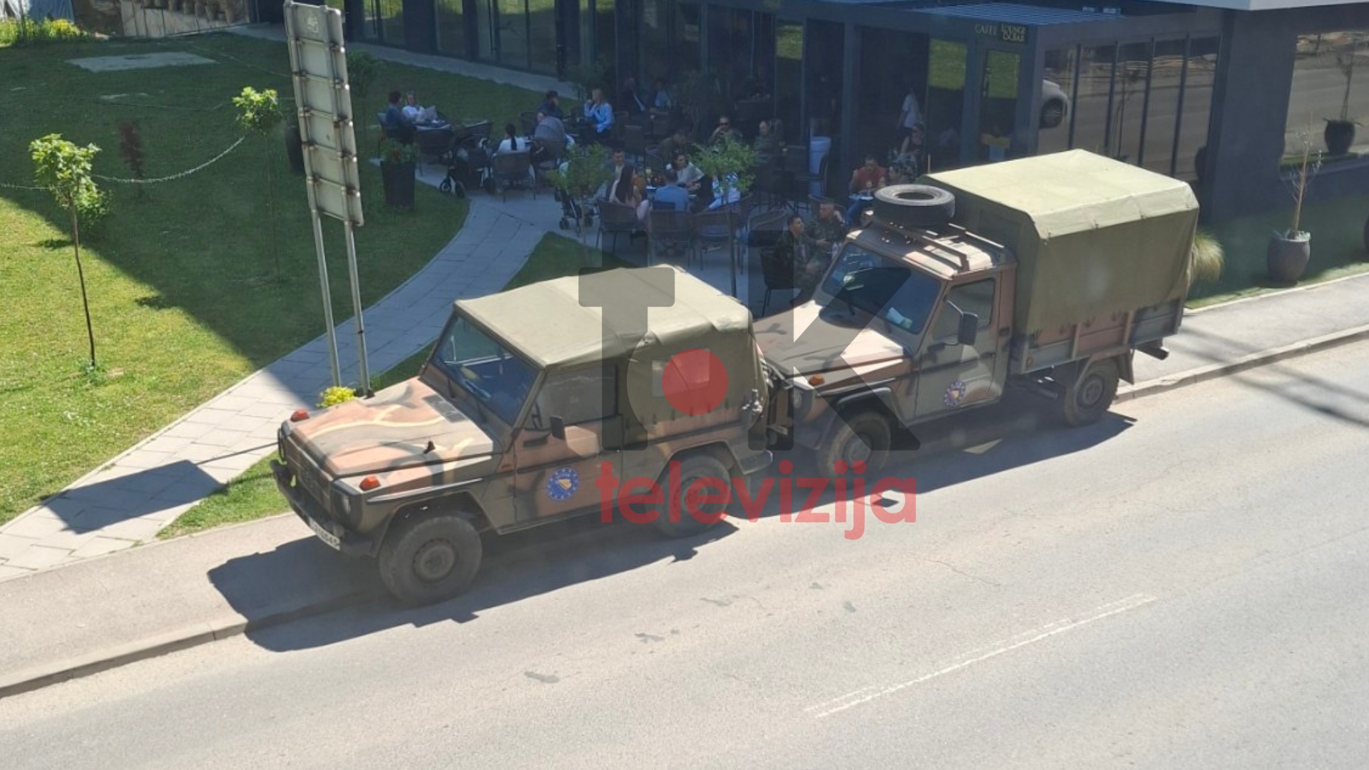 SKANDAL U PRIJEDORU: Vozila EUFOR-a blokirala trotoar – pješaci morali na cestu!