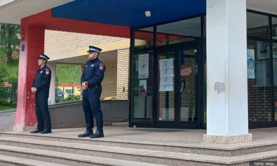 “Pobiću čitavu prvu smjenu”: Učenici prebacivali odgovornost za uznemirujući natpis u školi