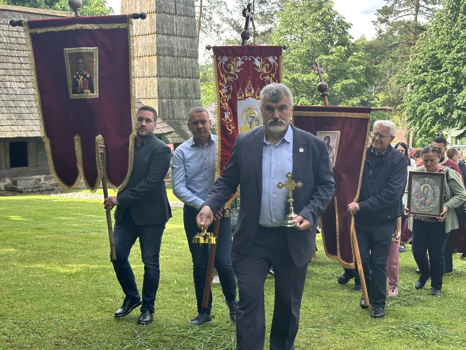 Drinić na parastosu: To su sinovi našeg naroda koji su u temelje Republike Srpske ugradili ono najvrjednije što su imali