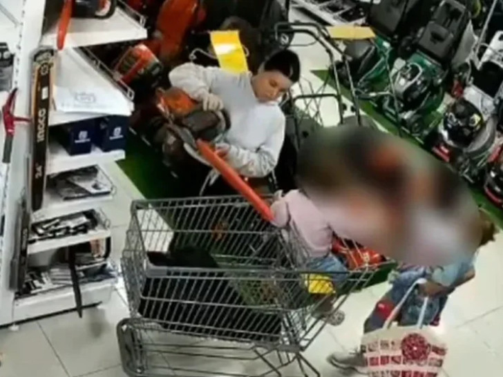 Žena, s kojom je bilo troje djece, ukrala motornu pilu