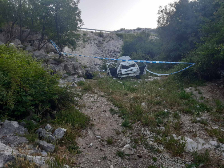 Automobil sletio u provaliju, poginuli majka i beba!