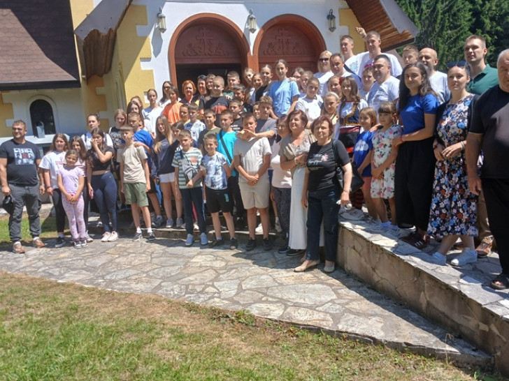 Grupa djece sa Kosova i Metohije posjetila svetinju na Borikama