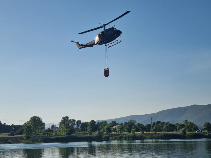 Veliki požar u Grudama, gasi ga helikopter