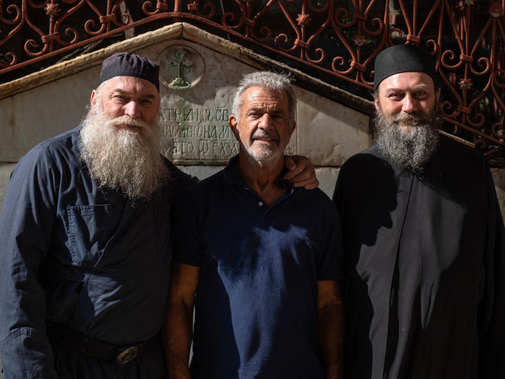 Šta Mel Gibson radi u Hilandaru i kako je proveo Vidovdan