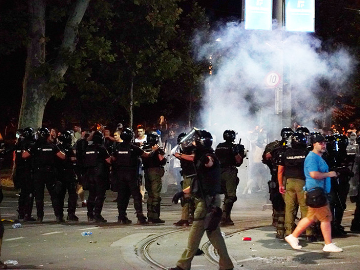 Tokom nereda u Beogradu povrijeđeno 48 policajaca, privedeno 77 osoba