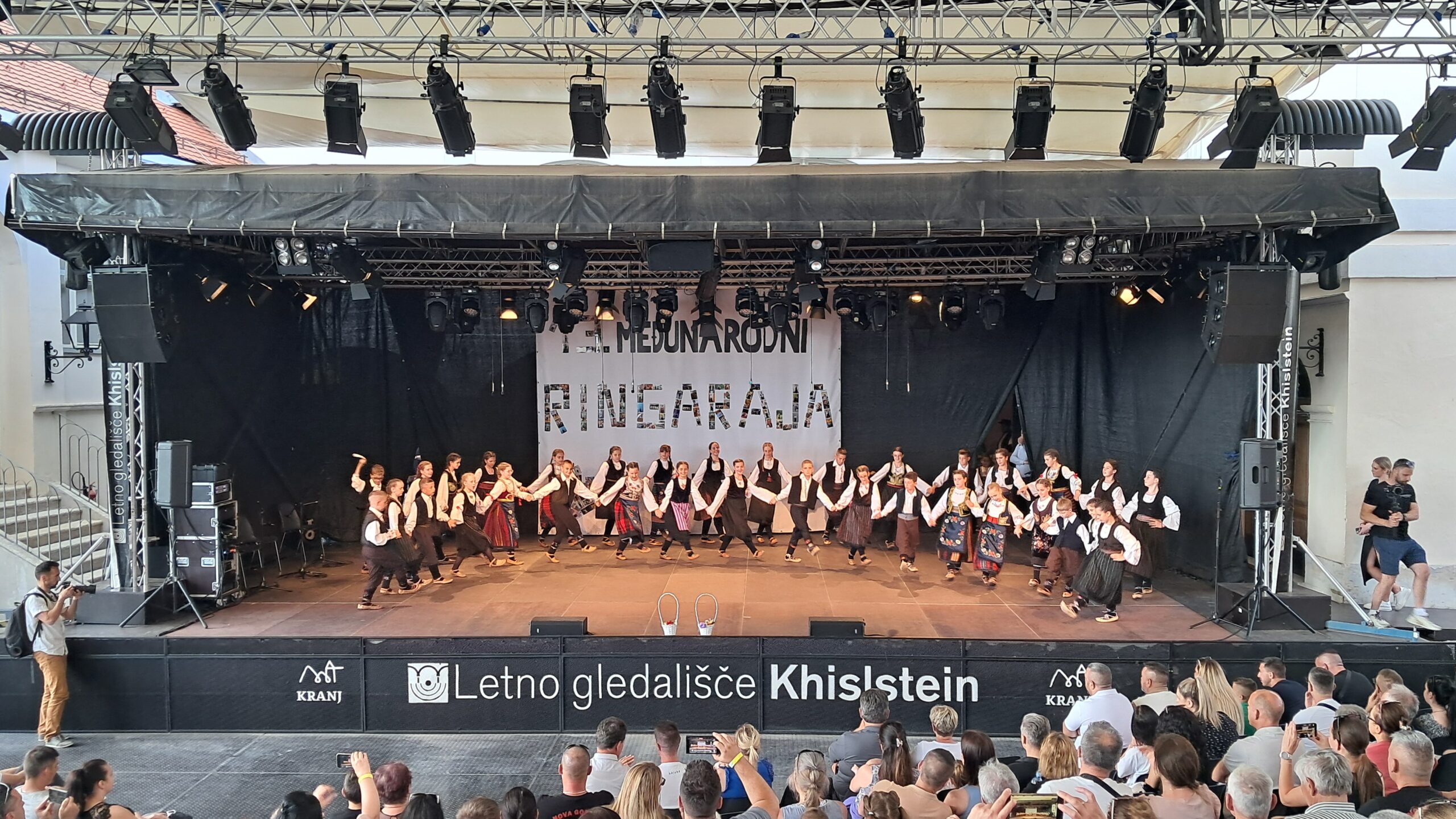 Srbi u Kranju: Mališani iz Slovenije, Srbije i Francuske zaigrali, zapjevali i oduševili posjetioce!