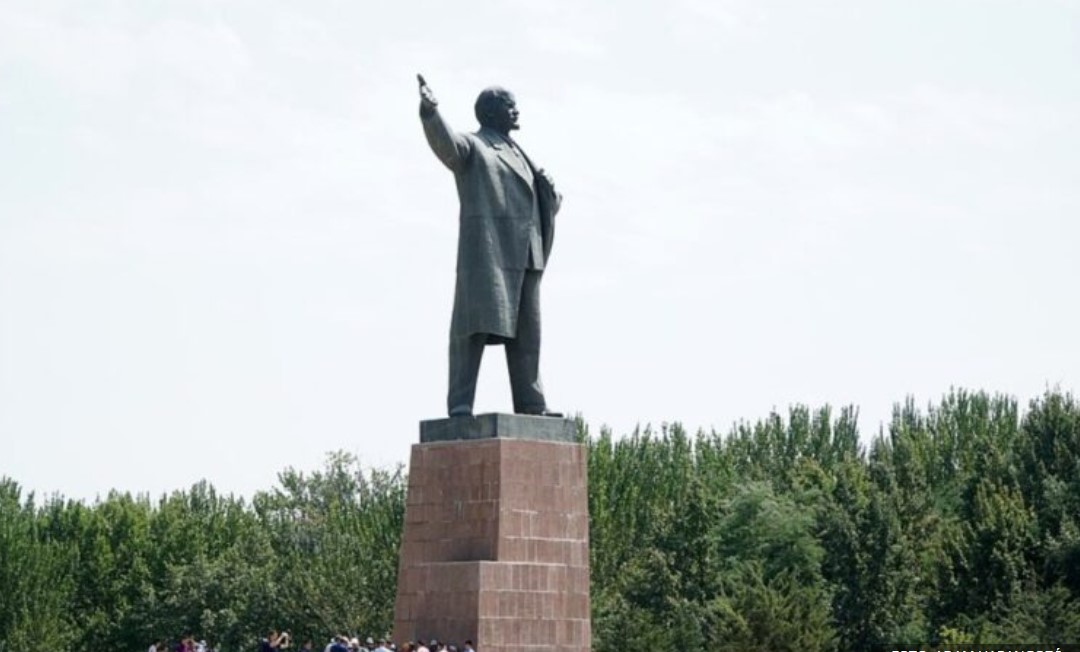 Uklonjen najviši spomenik Lenjinu