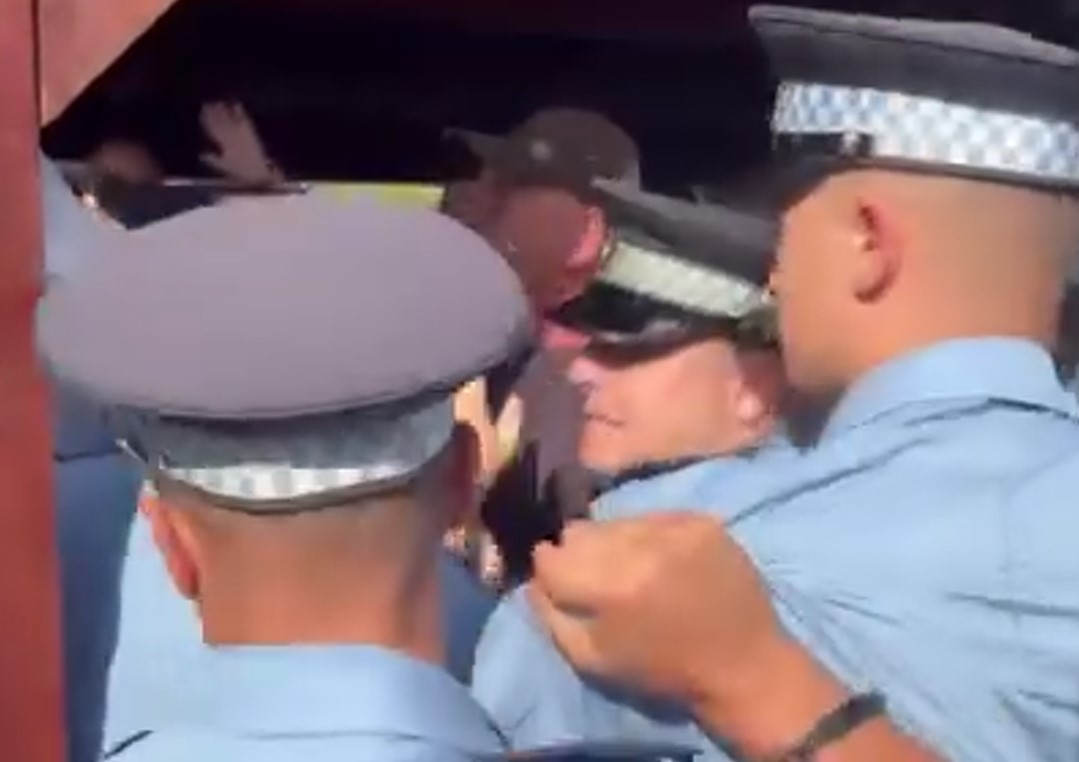 Naguravanje s policijom ispred kuće Milana Miličevića