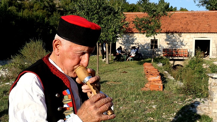 Ervenik: Tamo te uvijek uz diple dočekaju