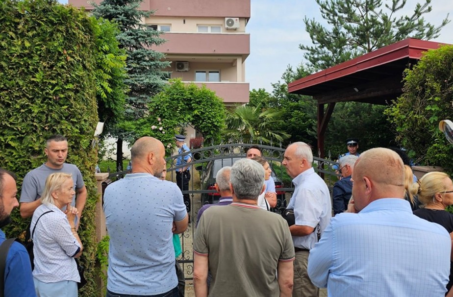 SDS NAJAVIO PROTESTE Građani se okupili ispred kuće Miličevića