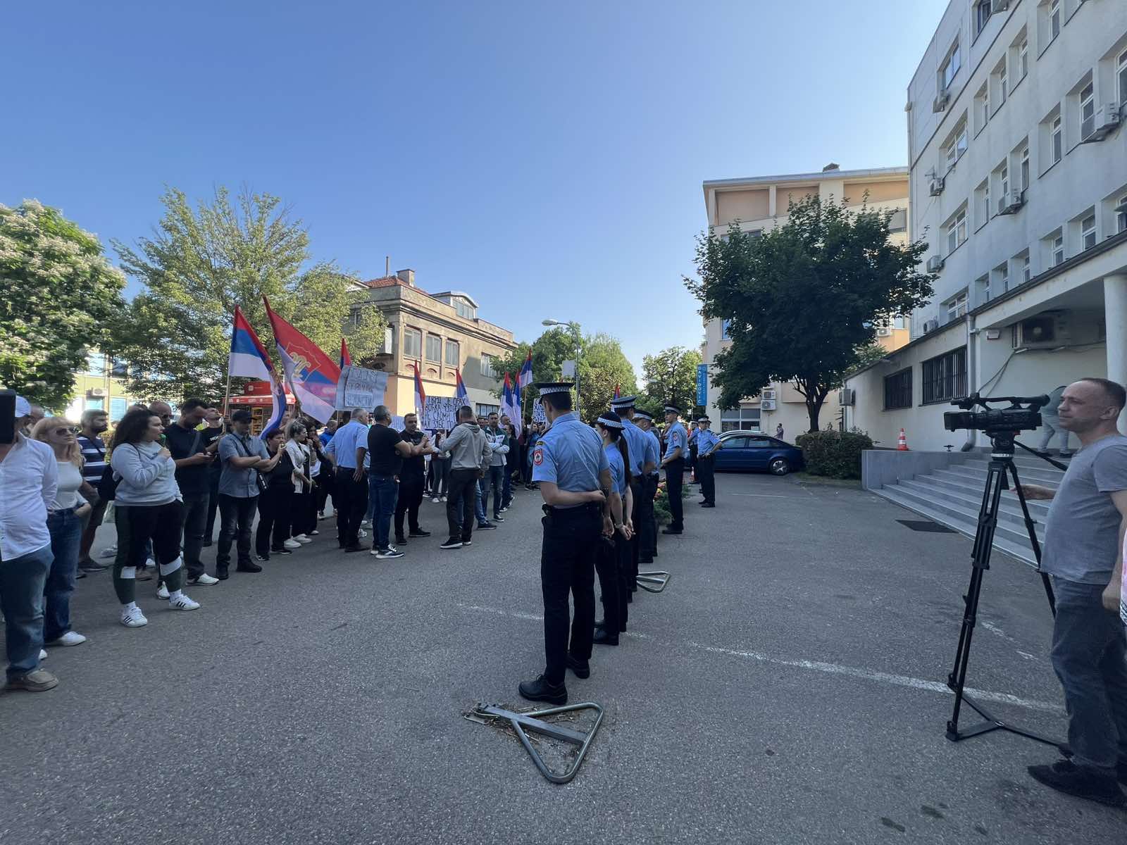 Građani se okupili ispred suda u Banjaluci, čekaju ročište Miličeviću