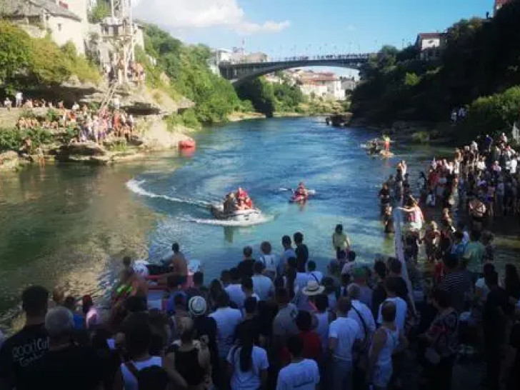 Drama tokom skokova u Mostaru, muškarac se krenuo daviti