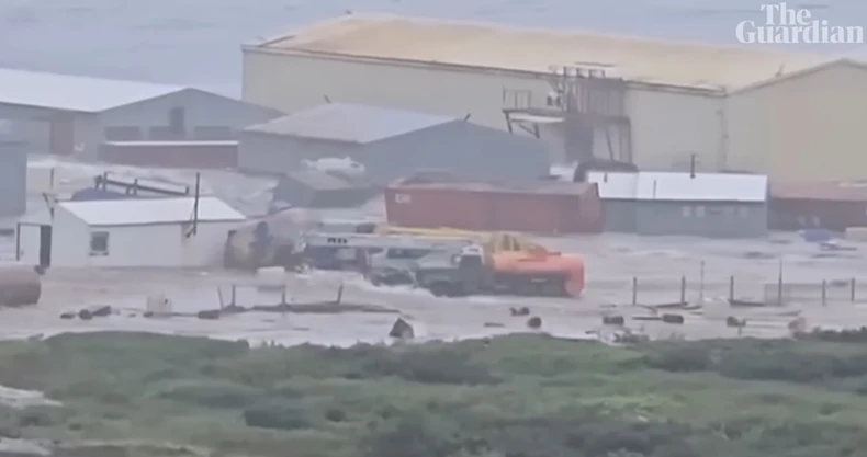 TALASI CUNAMIJA U RUSIJI DOSEGLI 5 METARA Luka i grad poplavljeni, ruše se zidovi, svuda haos