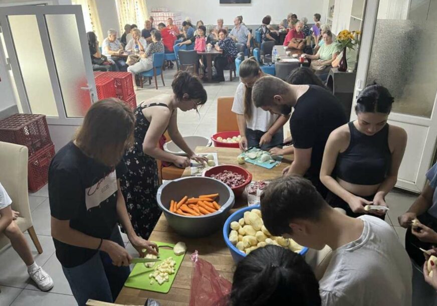 PRIPREMILI 800 PORCIJA Mladi Banjalučani u humanitarnoj akciji u javnoj kuhinji „Obrok ljubavi“