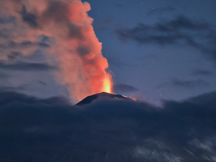 Vulkan na Kamčatki izbacio stub pepela i dima visok 12 kilometara