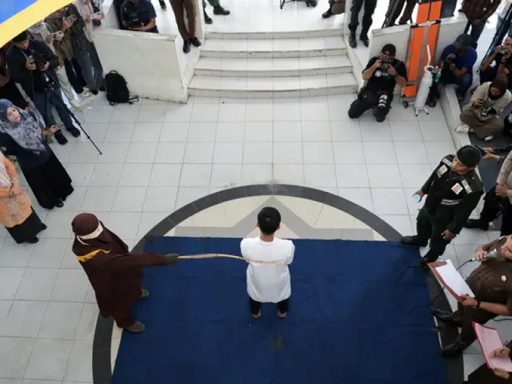 Mladići osuđeni na javno bičevanje zbog grljenja i ljubljenja