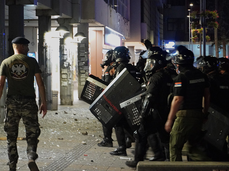 Dačić: 18 uhapšenih, povrijeđen policajac