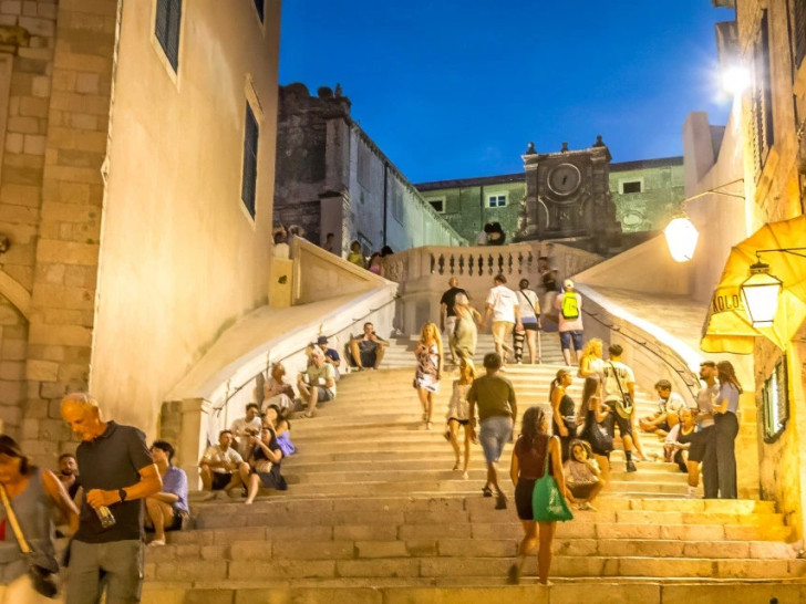 Najavljene kazne za sjedenje – koliko košta trenutak odmora u Dubrovniku?