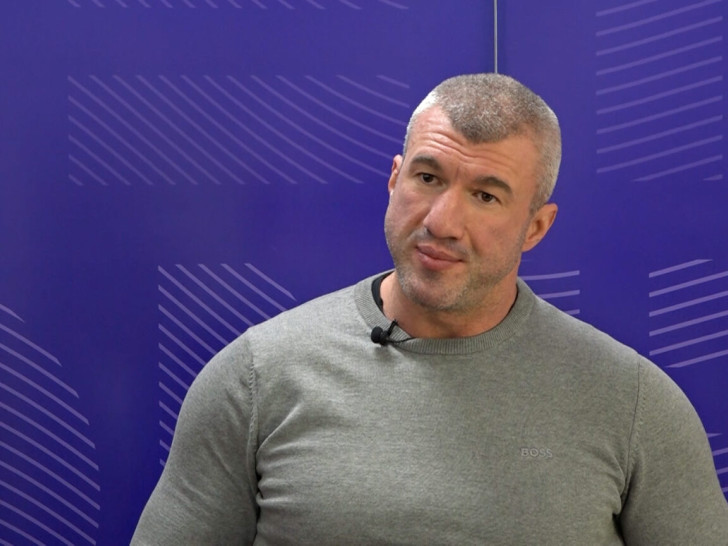 Ko je privedeni novosadski odbornik – bokser i performer sa cisternom