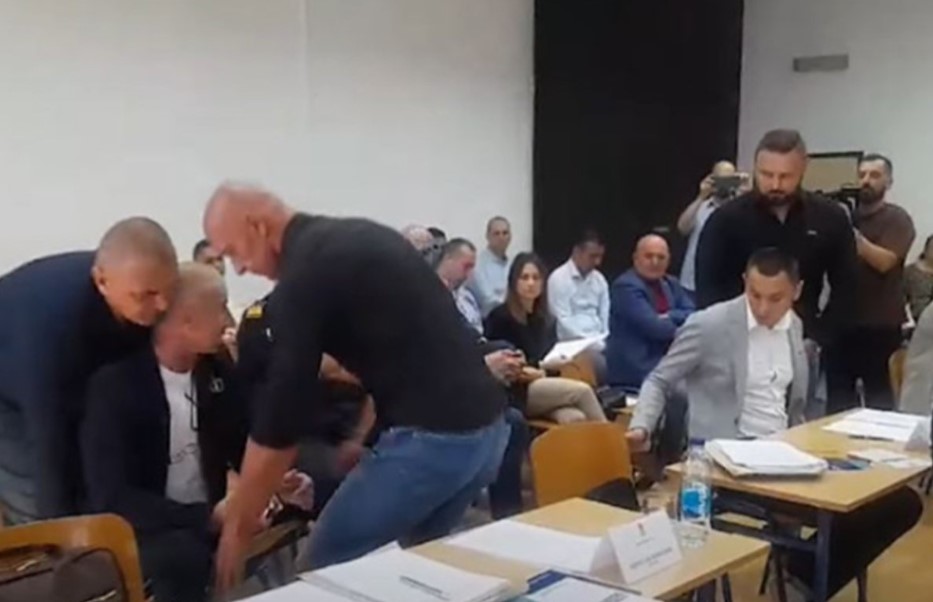 Haos u Skupštini Doboja: Obezbjeđenje iznijelo odbornike opozicije