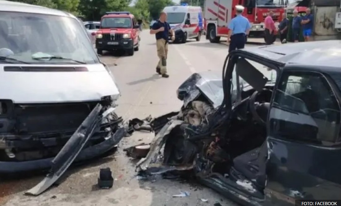 Teška nesreća u Prijedoru: Prednji dio automobila potpuno smrskan