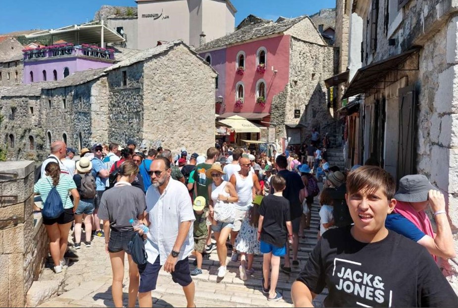 Mostar pun turista, koliko ih tačno ima niko ne zna