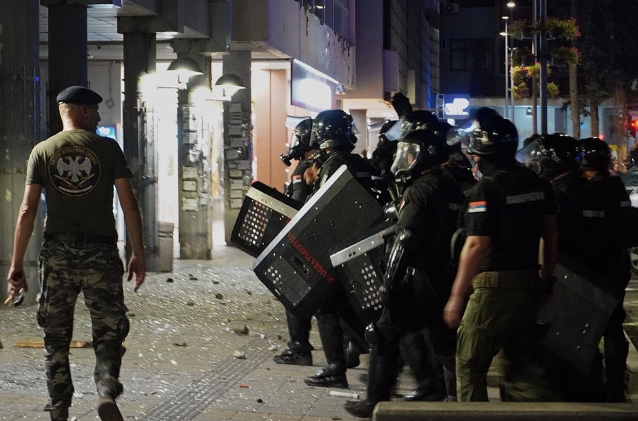 MUP Srbije: Privedeno 56 osoba, povrijeđeno šest policajaca