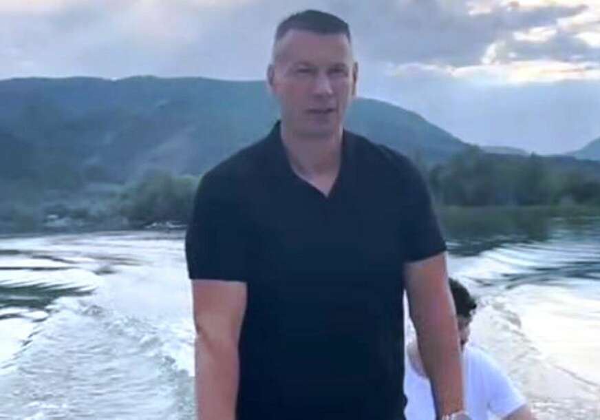 OPTUŽENIK Nenad Nešić UŽIVA NA JEZERU, dan iskoristio za vožnju glisera