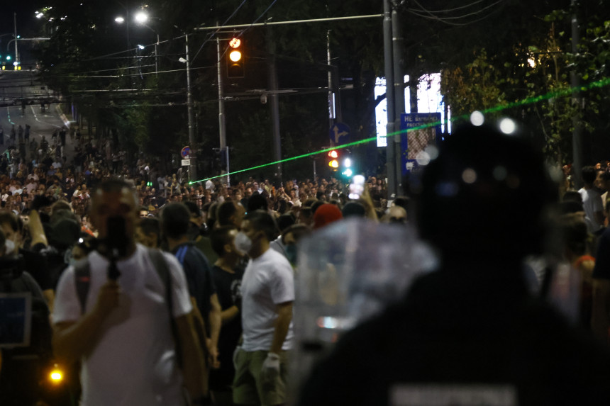 U Beogradu i Novom Sadu protesti: Napadi na policiju i novinarske ekipe