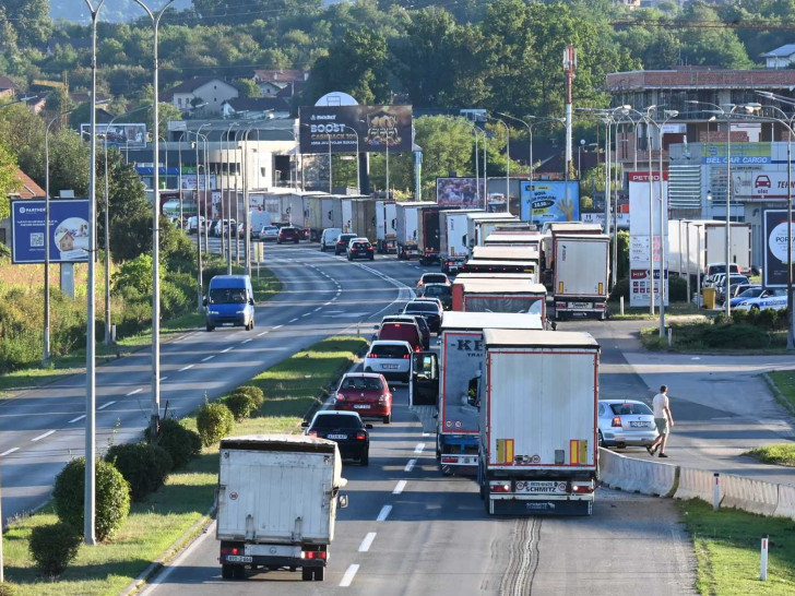 Gdje su sve parkirani kamioni i otežavaju saobraćaj