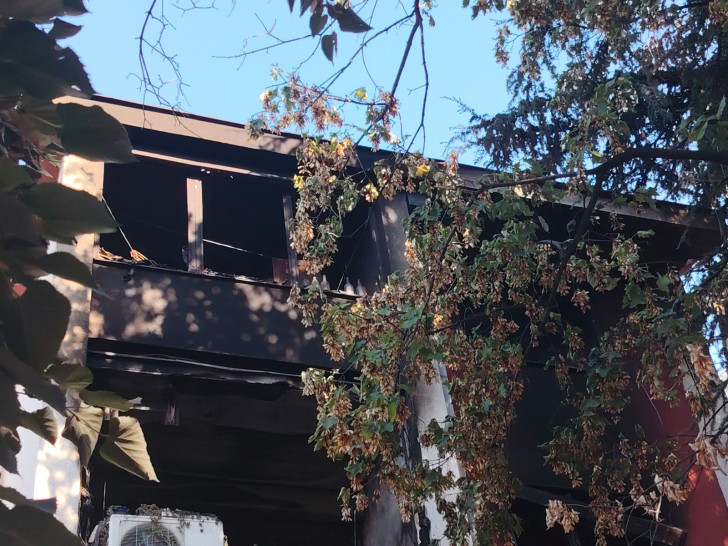 Prve slike strašnog požara u Sremčici: Čovjek umro ispred zgrade, ženu i sina oživljavali