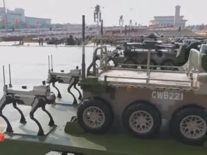 Kina na vojnoj paradi predstavila novo oružje – “robote vukove”