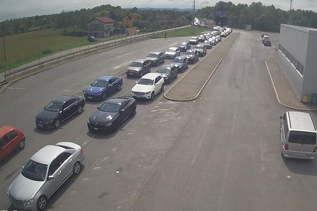Duge kolone na osam graničnih prelaza na izlazu prema Hrvatskoj