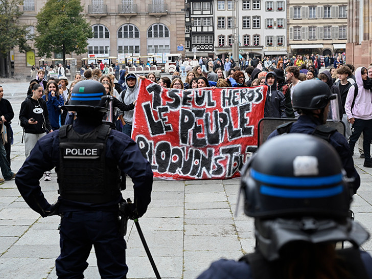 Demonstranti gađali sjedište prefekture, policija upotrijebila vodeni top