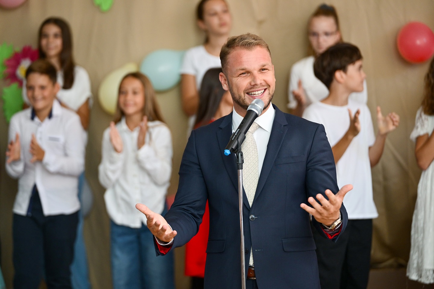 Stanivuković posjetio školarce OŠ „Borisav Stanković“ i OŠ „Miroslav Antić