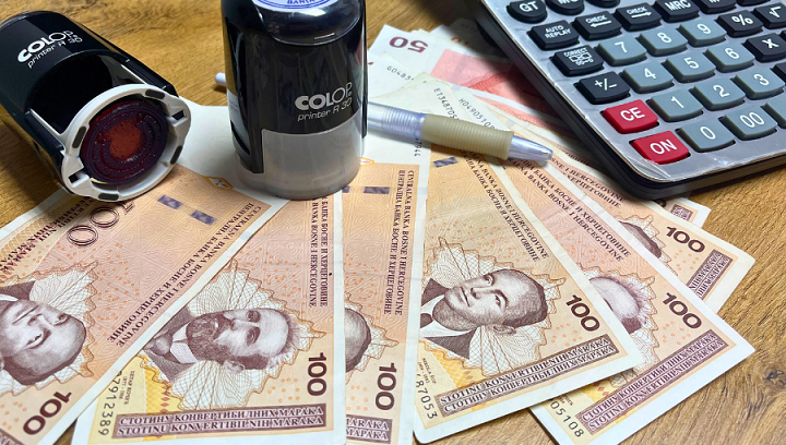 Kome i zašto je uvedena naknada od 1.000 KM i kada stiže na račune?