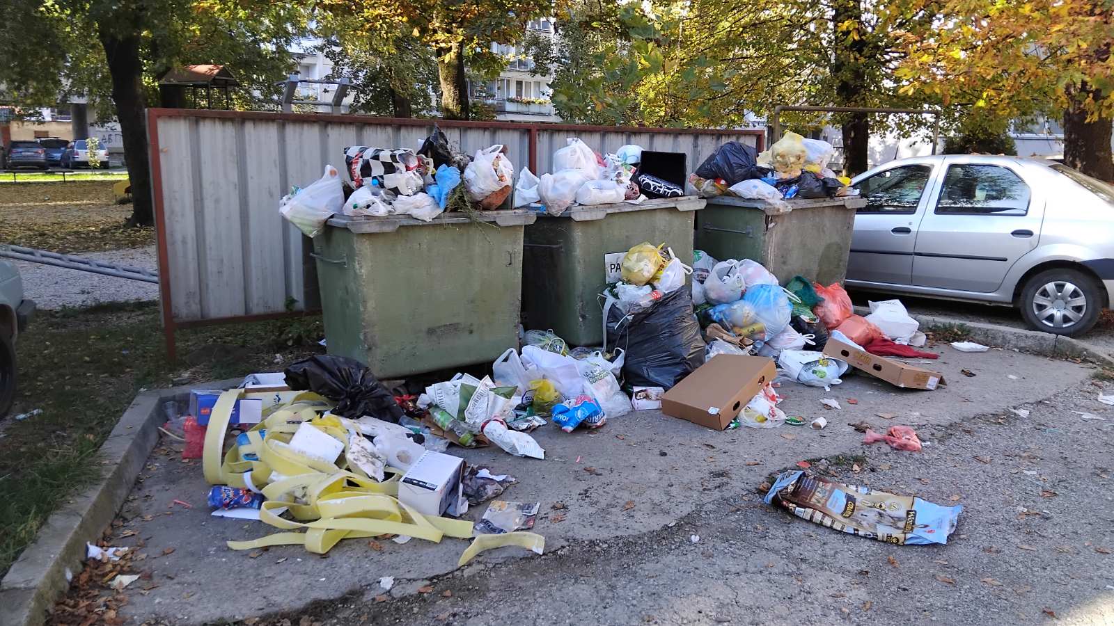 Netačne informacije: Prijedor nije „zatrpan smećem“ – problem izazvalo nepropisno parkirano vozilo (FOTO)