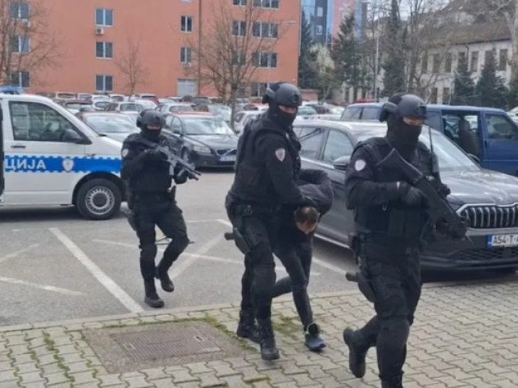 Otac, sin i saradnik optuženi za razbojništvo: Tukli Gradiščanina i oteli mu 20.000 dolara