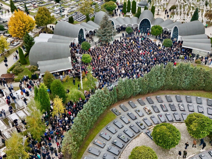 Sahranjen Halid Bešlić, ispratile ga hiljade ljudi