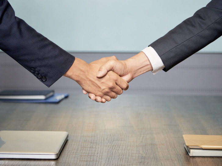 Političke partije oprezno zbijaju redove za izbore naredne godine