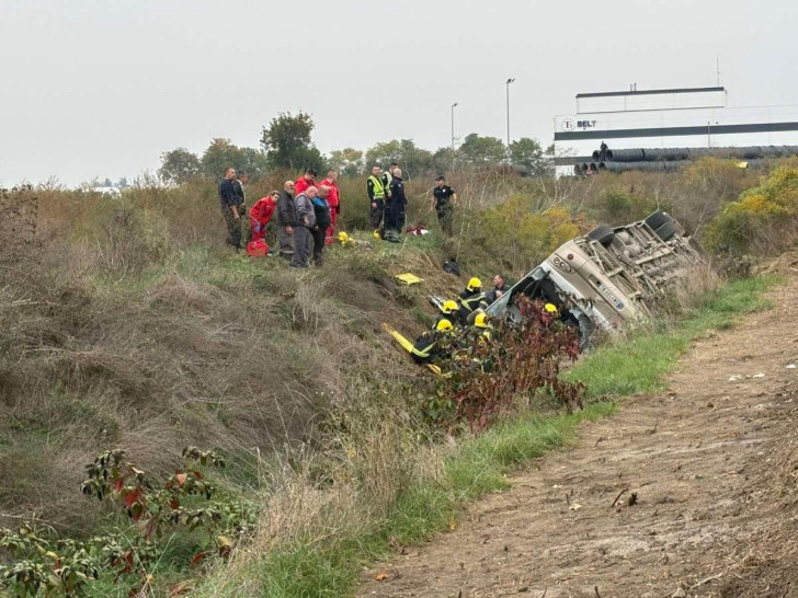 U Srbiji se prevrnuo autobus pun putnika