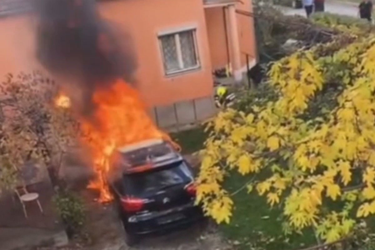 Izgorio automobil u dvorištu porodične kuće u Banjaluci (VIDEO)