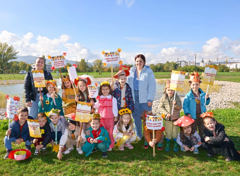 Mališani posadili 16 sadnica u parku kod Delte