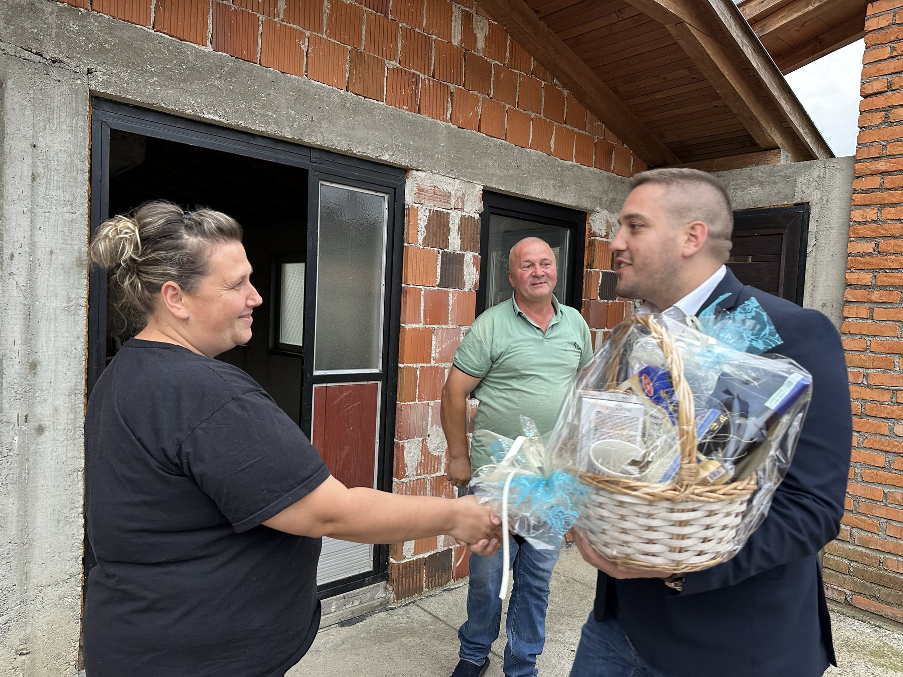 Drinić posjetio višečlanu porodicu u Maslovarama