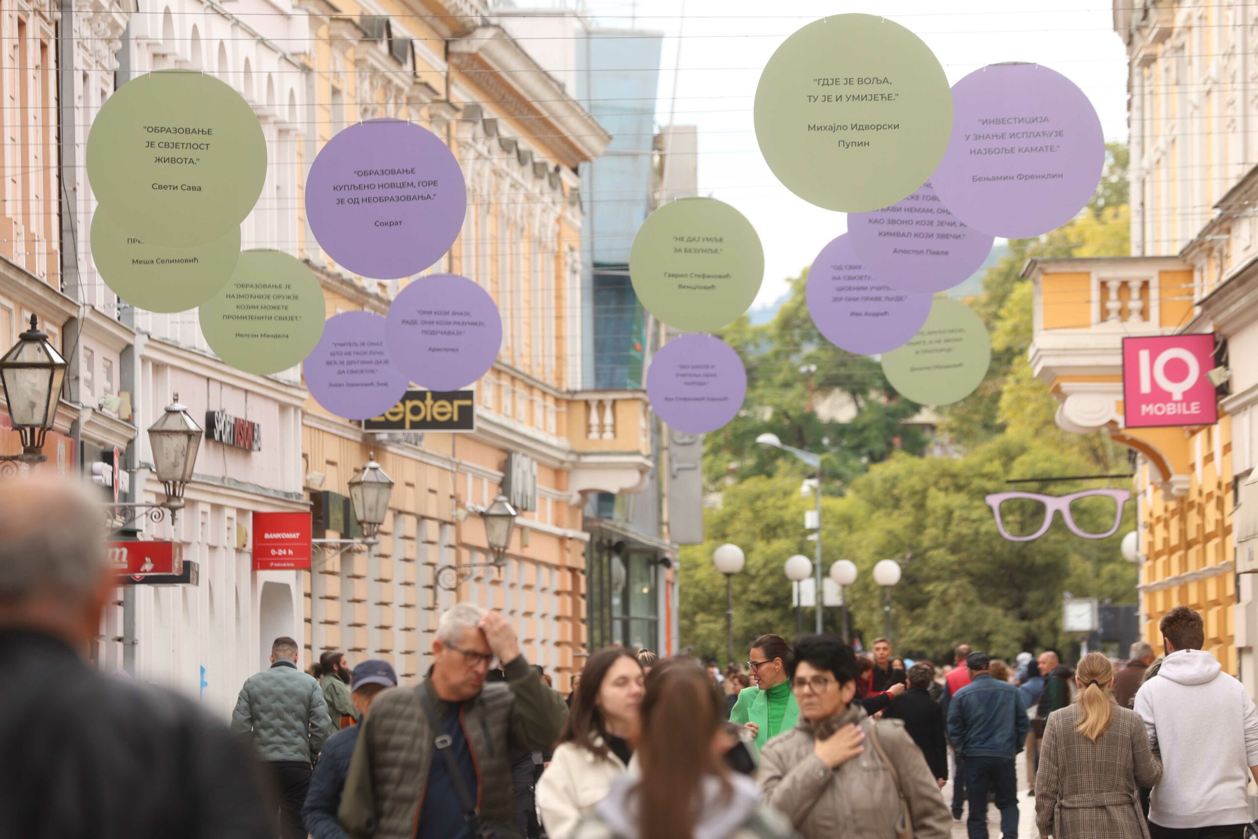 Mudrost i CITATI VELIKIH MISLILACA iznad glava šetača u Gospodskoj ulici