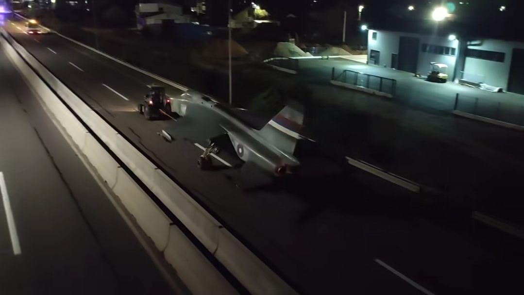 Traktor vuče borbeni avion po Banjaluci