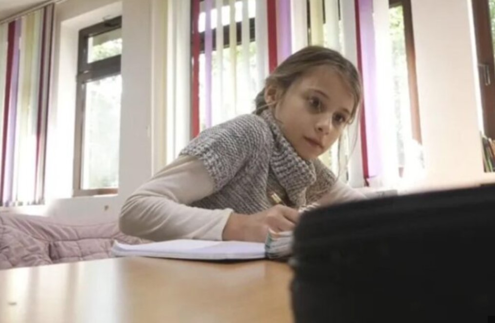 Eldina jedini đak u školi na srpskoj planini: Učiteljica prelazi 20 kilometara do nje