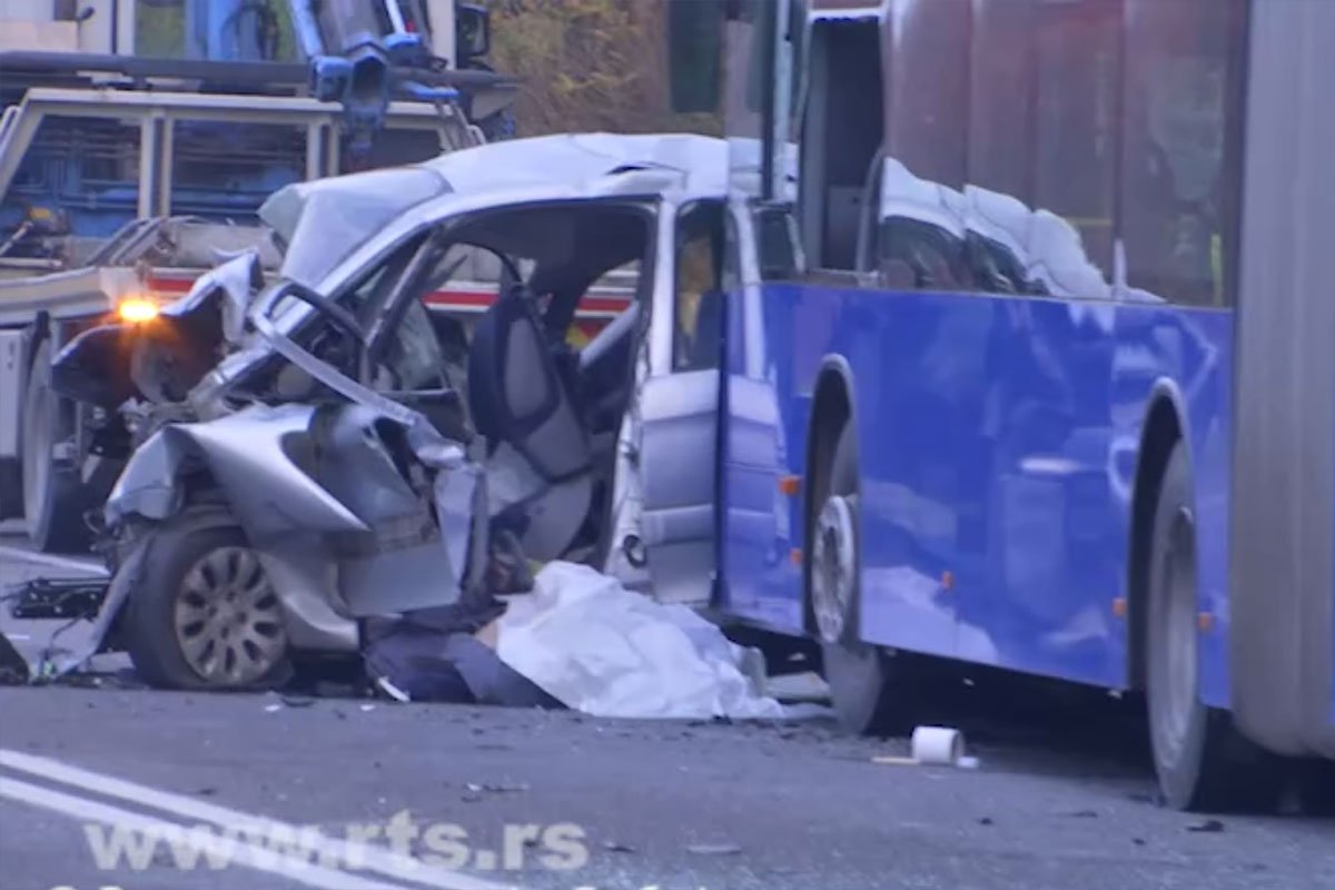 Težak sudar autobusa i automobila u Srbiji: Jedna osoba poginula