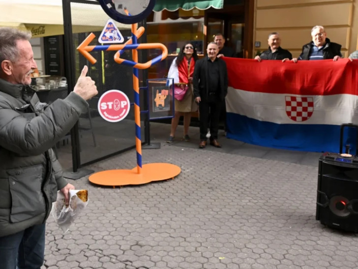 Ekstremni desničari ispred Srpskog narodnog vijeća u Zagrebu puštali Tompsona